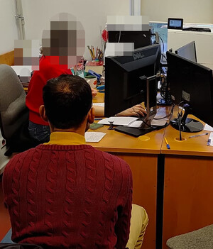 "Policjantka z zatrzymanym.