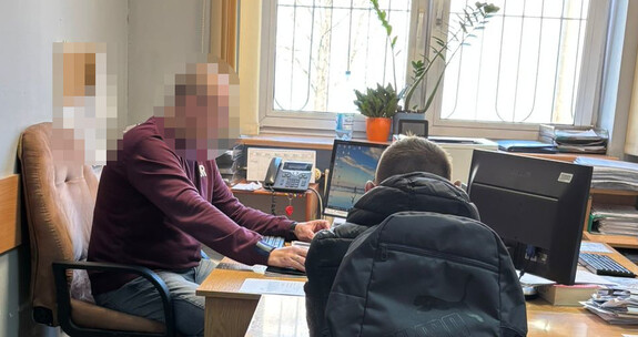 Policjant z zatrzymanym.