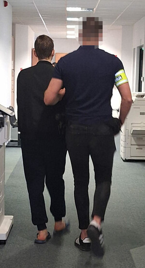 Policjant z zatrzymanym.