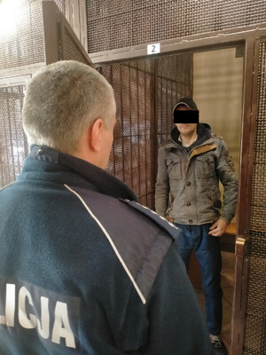 Policjant z zatrzymanym.