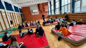 Policjant stoi przed dziećmi.