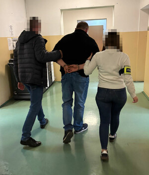 Policjanci z zatrzymanym.