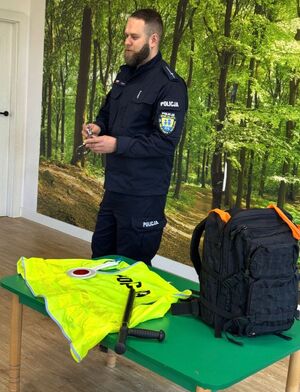 Policjant stoi obok stolika.