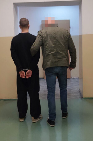 Policjant z zatrzymanym.