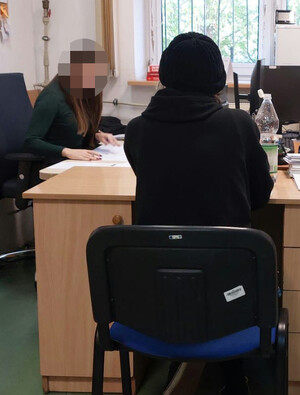 Policjantka z zatrzymaną.