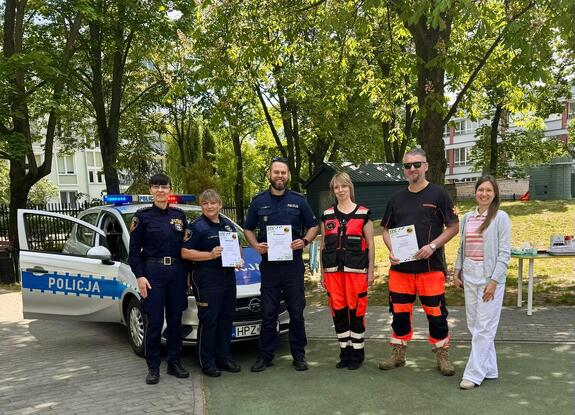 Policjant z przedstawicielami rożnych służb.