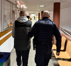 Policjant z zatrzymanym.