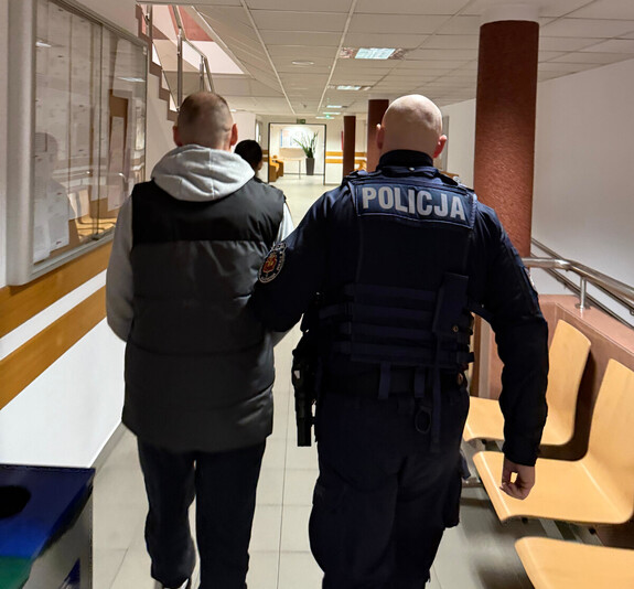 Policjant z zatrzymanym.
