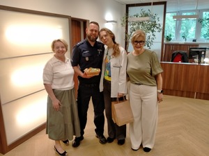 Policjant z pracownikami szpitala