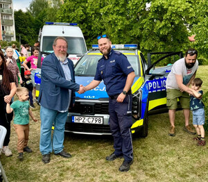 Policjant na pikniku.