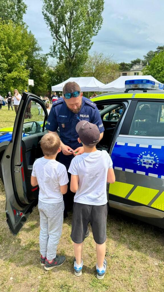 Policjant na pikniku.