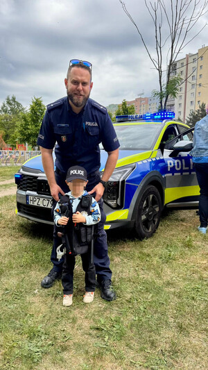 Policjant na pikniku.