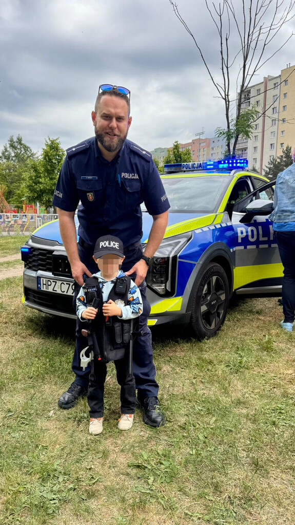 Policjant na pikniku.
