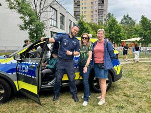 Policjant na pikniku.