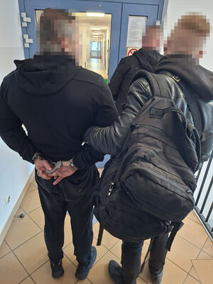 Policjant z zatrzymanym.