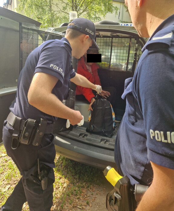 Policjanci z zatrzymaną.