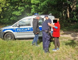 Policjanci z zatrzymaną.