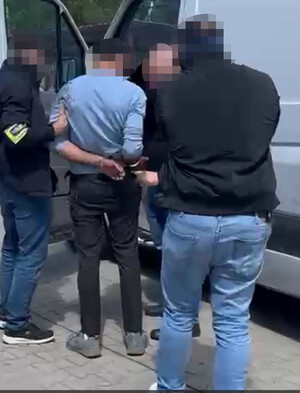 Policjanci z zatrzymanym.