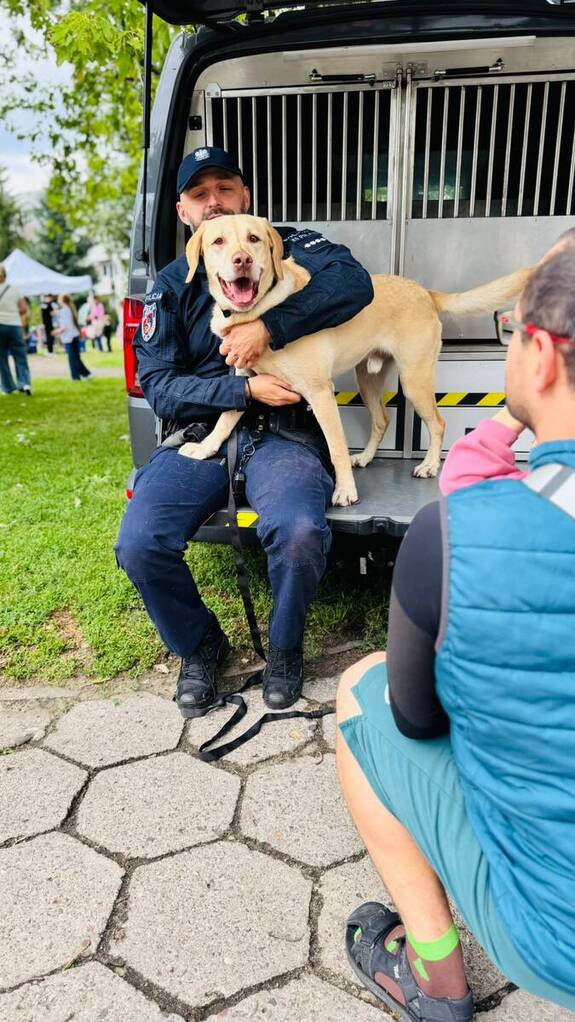 Policjant z psem służbowym.