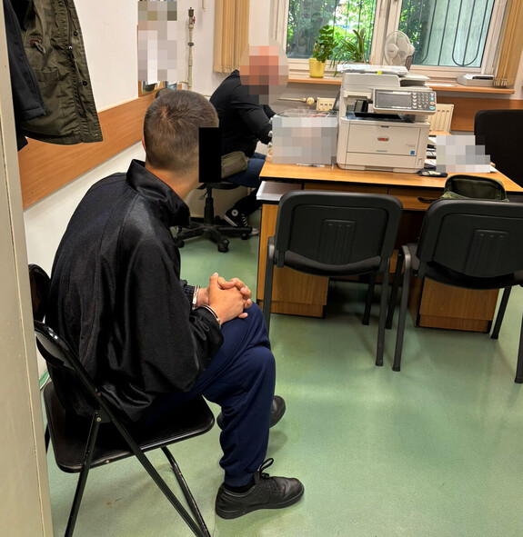 Policjant z zatrzymanym.