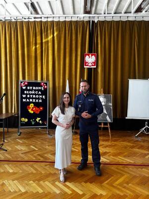 Policjant z dyrektorką szkoły.