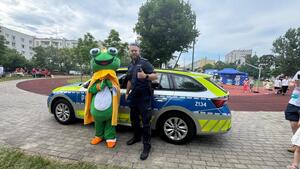 Policjant z maskotką.