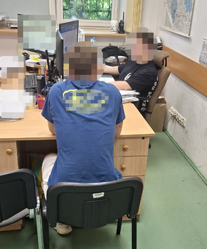 Policjant z zatrzymanym.