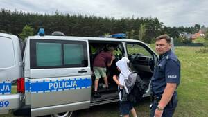 Policjanci z dziećmi.