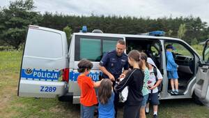 Policjanci z dziećmi.