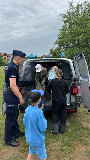 Policjanci z dziećmi.
