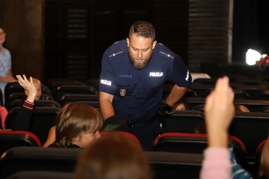 Policjant rozdaje odblaski.