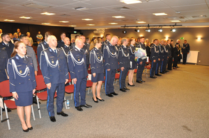 Policjanci stojący na sali