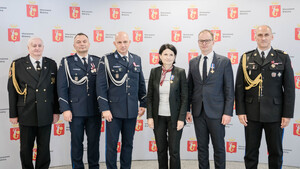 Policjanci z osobami cywilnymi