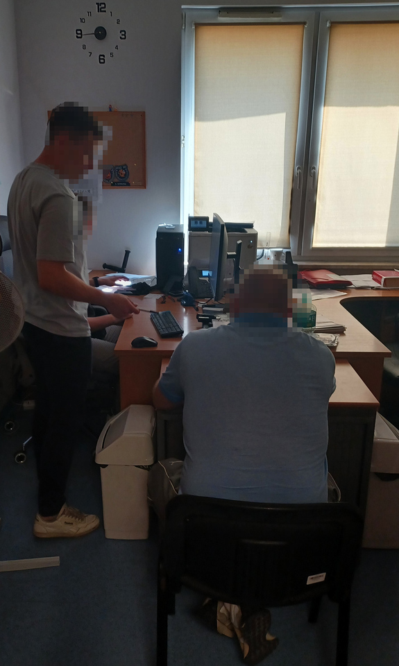 Policjanci z zatrzymanym.