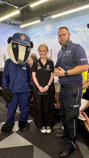 Kobieta, policjant i policyjny borsuk.