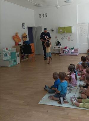Policjant stoi przed grupą dzieci.