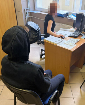 Policjantka z zatrzymanym.