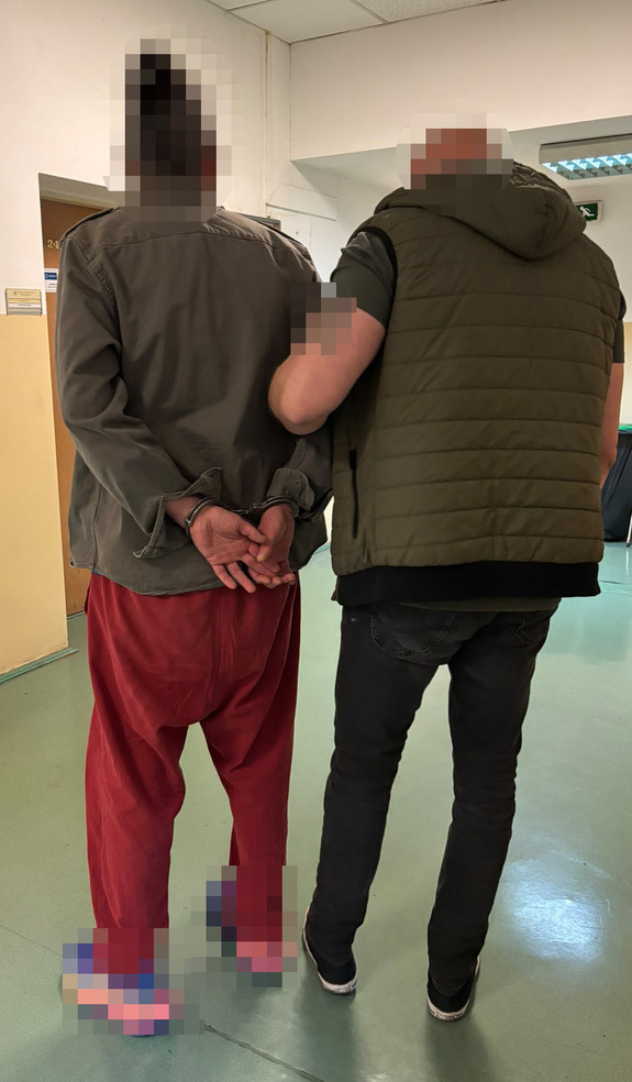 Policjant z zatrzymanym.