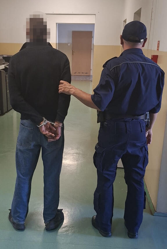 Policjant z zatrzymanym.
