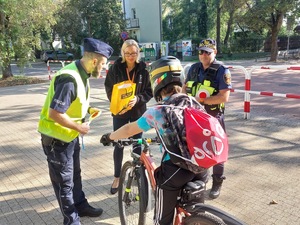 Policjant i Strażnik Miejski rozmawiają z uczniami
