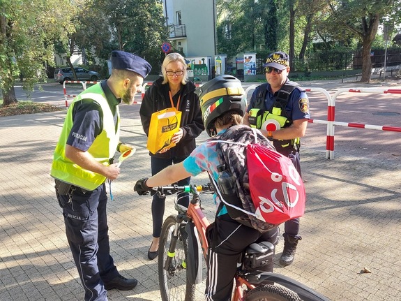 Policjant i Strażnik Miejski rozmawiają z uczniami