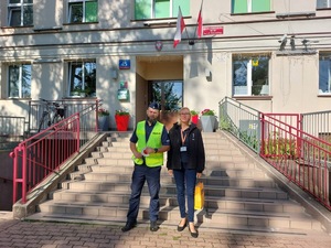 Zdjęcie Policjanta i Przedstawiciela SCB przed szkołą