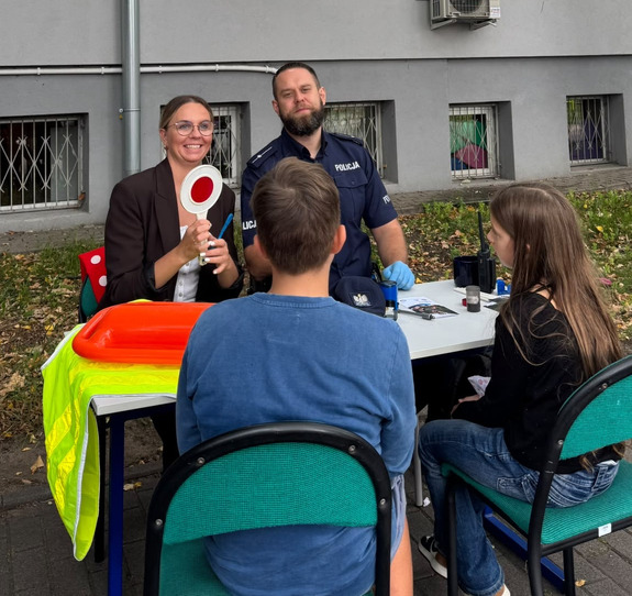 Policjant siedzi przy stoliku.