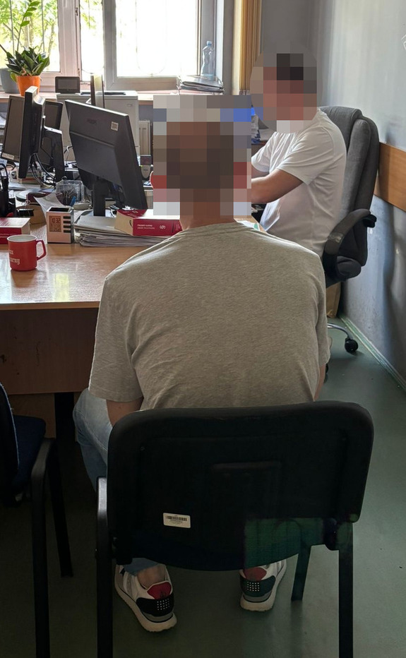 Policjant z zatrzymanym.