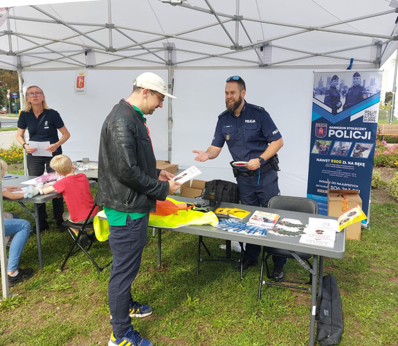 Policjant na pikniku.