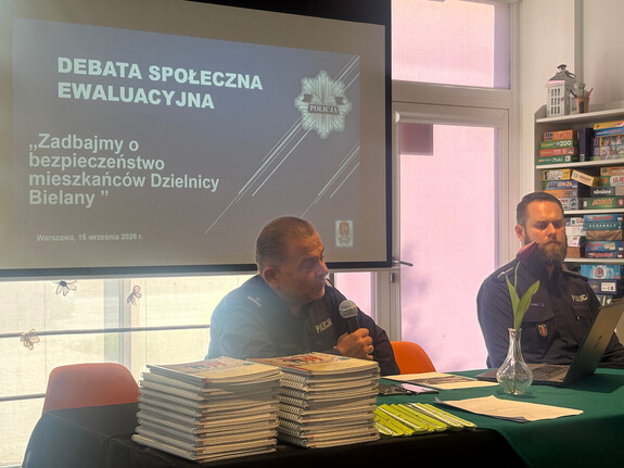 Policjanci przy stole
