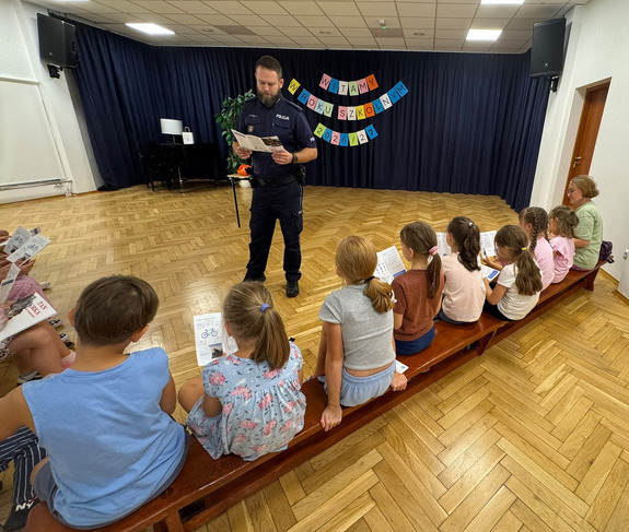 Policjant z dziećmi.