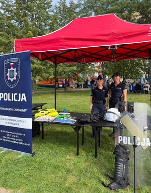 Policjantki na stoisku.