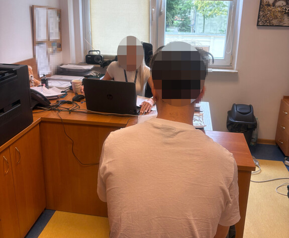 Policjantka z zatrzymanym.