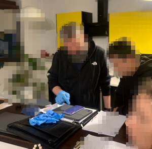 Policjant sprawdza telefon